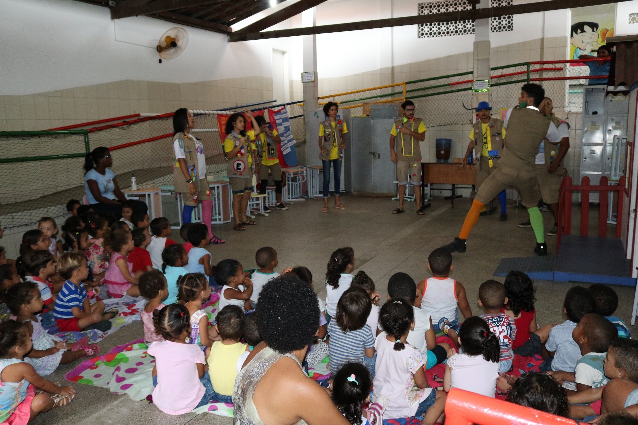 Alunos de escola no Lamarão recebem a visita do grupo de teatro da SMTT - SMTT Aracaju
